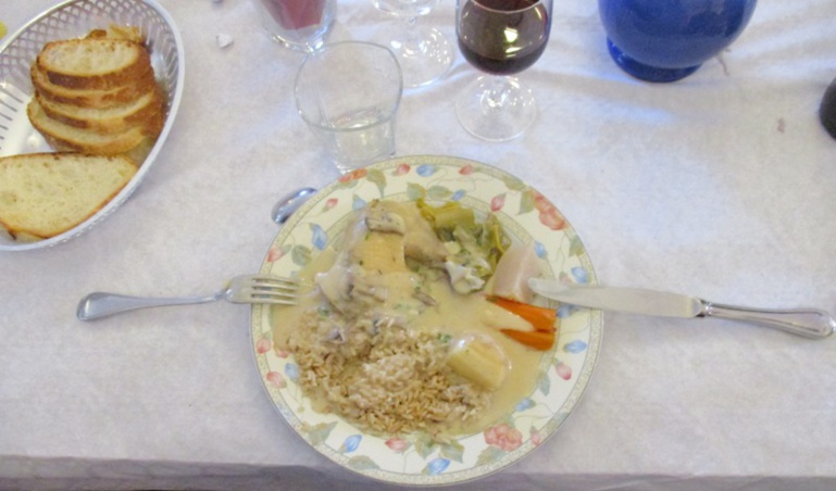 Une belle assiettée avec poule, riz, carotte, navet, poireau, céleri et sauce crème champignon. Un régal ! Une belle assiettée avec poule, riz, carotte, navet, poireau, céleri et sauce crème champignon. Un régal !