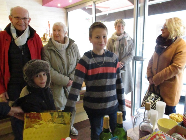 M. Le maire et les deux enfants qui ont assuré le tirage