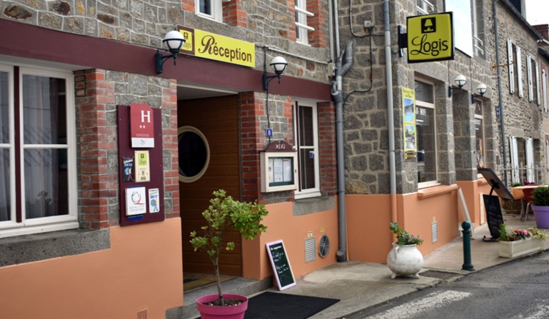 Hôtel  - Restaurant des Bains, Un repas, un plongeon Hôtel  - Restaurant des Bains, Un repas, un plongeon