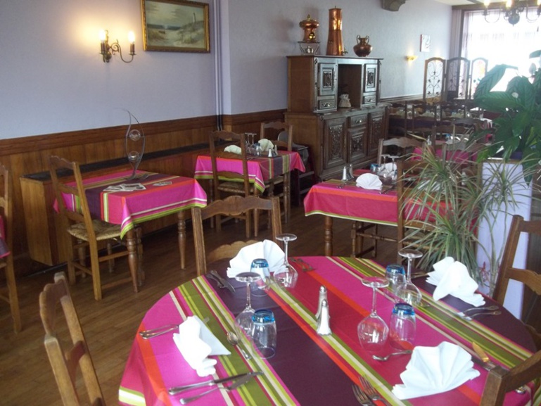 Hôtel  - Restaurant des Bains, Un repas, un plongeon Hôtel  - Restaurant des Bains, Un repas, un plongeon