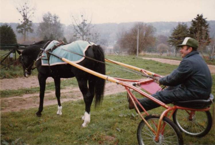 Idéal dit "Petit Bonhomme"et son lad, Marcel Hernot, sur la piste de son petit "haras des dunes"