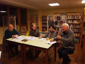 Le bureau : Le bureau avec de gauche à droite: Louis Laigre le trésorier, Michèle Kossorotoff la présidente, Sabine Cari-Bonnot la responsable de la bibliothèque et Gilbert Pien le secrétaire lors de l'Assemblée générale du 9 décembre 2011". Le bureau : Le bureau avec de gauche à droite: Louis Laigre le trésorier, Michèle Kossorotoff la présidente, Sabine Cari-Bonnot la responsable de la bibliothèque et Gilbert Pien le secrétaire lors de l'Assemblée générale du 9 décembre 2011".