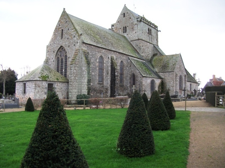 La coulée verte derrière l'église permet la promenade et les jeux des enfants