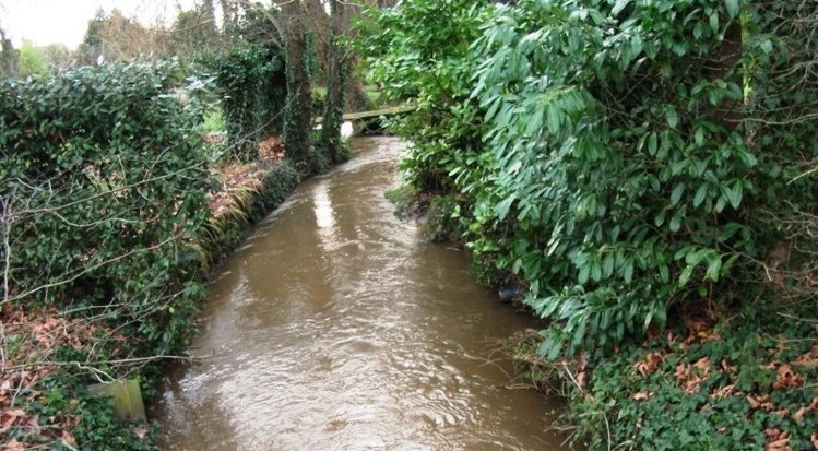 Le Lerre, la rivière de Genêts ajoute son charme au village