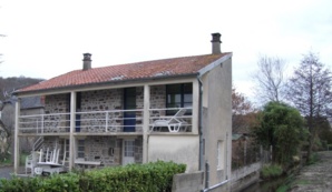 Le studio occupe l'étage de ce petit bungalow Le studio occupe l'étage de ce petit bungalow
