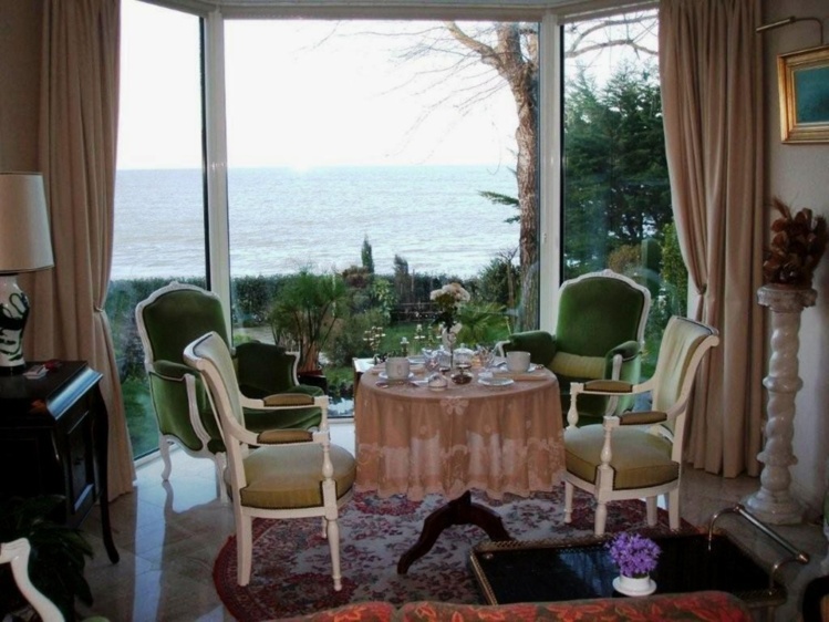 Une jolie table et une jolie vue pour votre petit déjeuner ! Une jolie table et une jolie vue pour votre petit déjeuner !