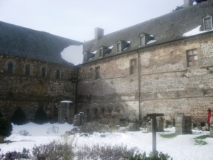 Le cloître et les lavabos