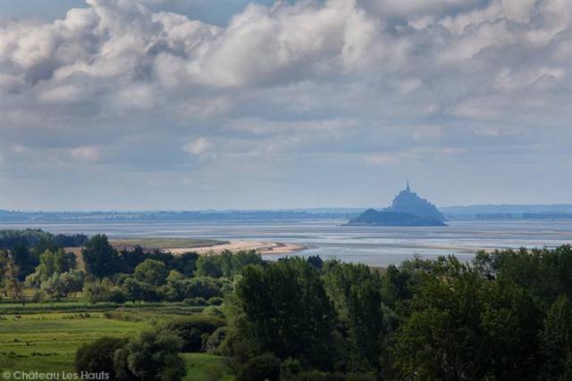 Les Hauts, chambre d'hôtes de charme avec vue magnifique sur le Mont Saint Michel et sa baie Les Hauts, chambre d'hôtes de charme avec vue magnifique sur le Mont Saint Michel et sa baie