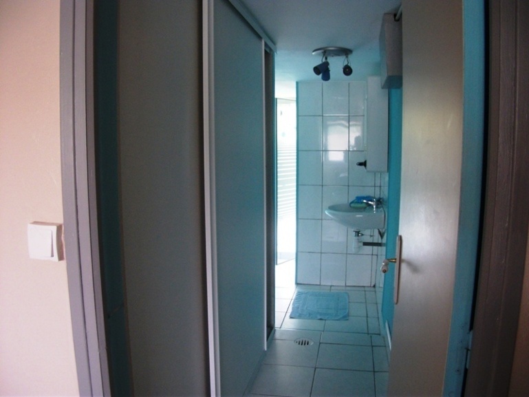 Couloir d'accès à la salle d'eau avec grand placard Couloir d'accès à la salle d'eau avec grand placard