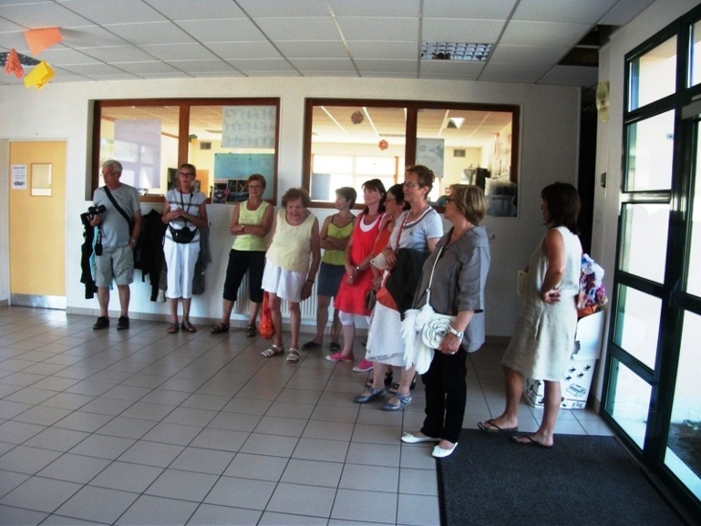 A l'école en face de la fresque de Jacques Auriac A l'école en face de la fresque de Jacques Auriac