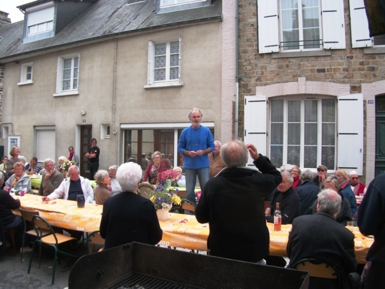 A la demande générale, Philippe a chanté. A la demande générale, Philippe a chanté.