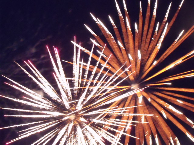 Le 14/07/2025 à Saint Jean le Thomas, défilé aux lampions et feu d'artifice