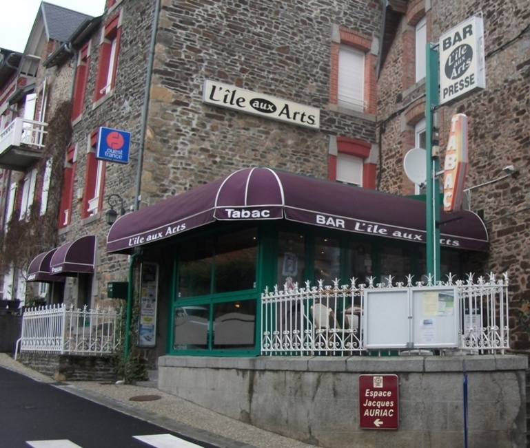 Le café du village : "l'Île aux Arts" Le café du village : "l'Île aux Arts"