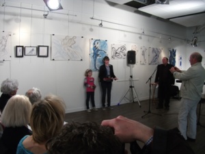 Deux jeunes participantes reçoivent leur prix Deux jeunes participantes reçoivent leur prix