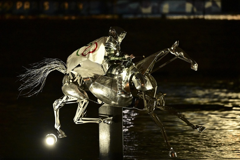 Du 9/7 au 8/9/2025, le cheval des J.O. au Mont St Michel