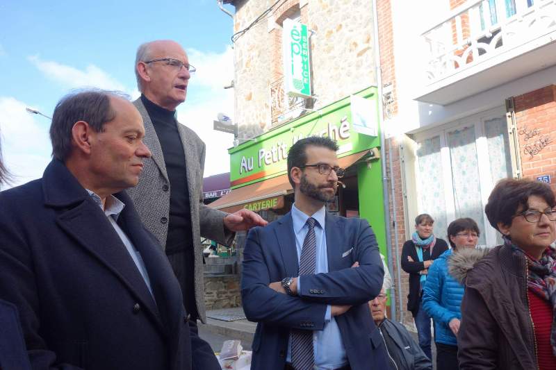 M. le Maire pendant son allocution